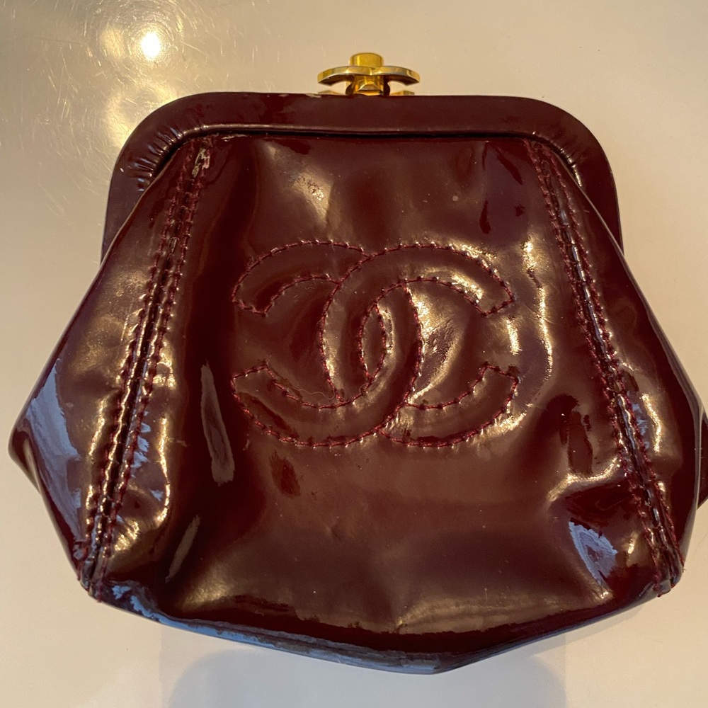 Vintage 1996 Chanel CC kisslock coin purse. Maroon patent leather
